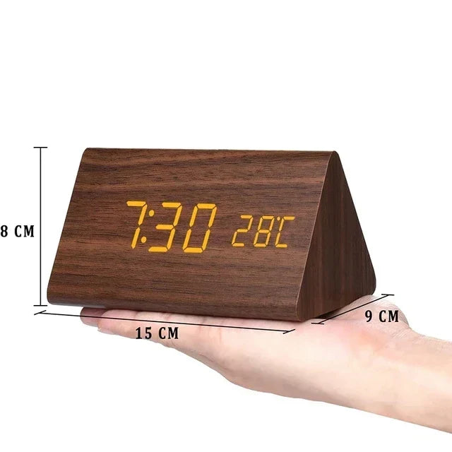Minimalistische Tischuhr aus Holz mit LED-Display, Weckfunktion, Sprachsteuerung & Temperaturanzeige.