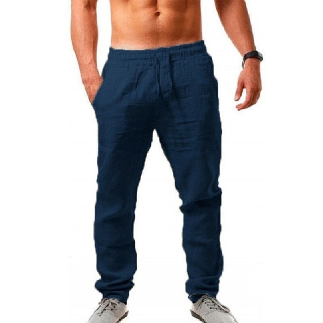 Gefaltete Basic Herren Sommerhose in neutraler Farbe. Leicht, stilvoll und atmungsaktiv für jede Gelegenheit.