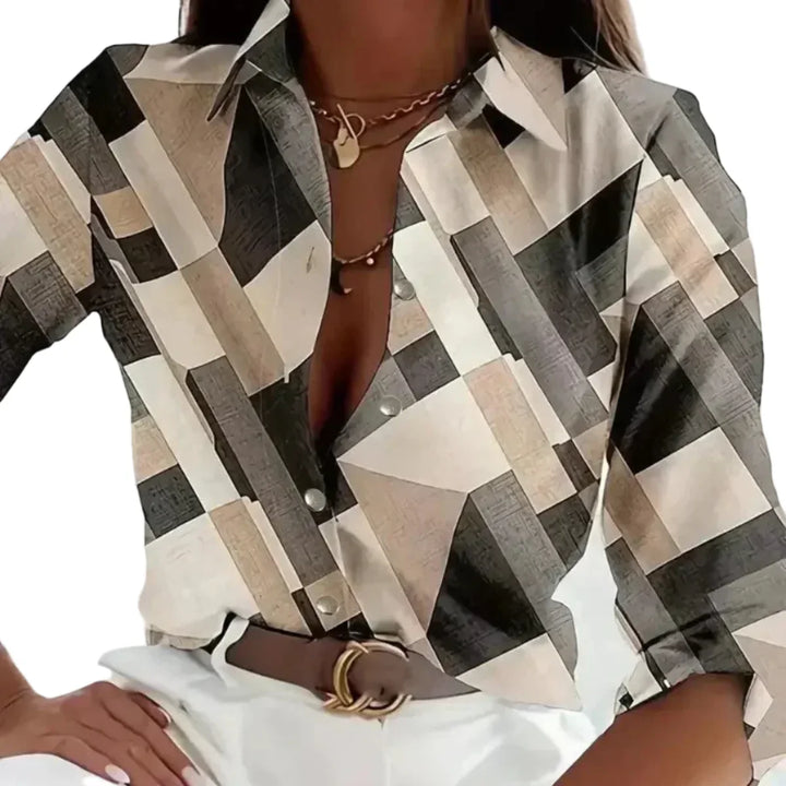 Modische Damenbluse mit abstraktem Muster, Langarm und lockerer Passform. Elegante Knopfleisten-Bluse für Damenmode.
