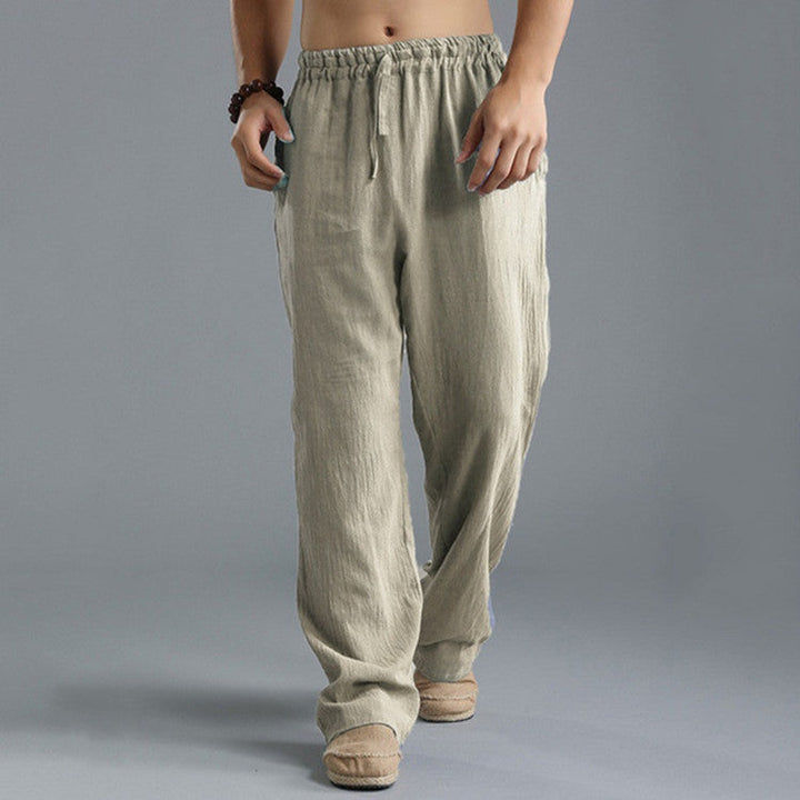 Khaki Herren-Sommerhose mit entspannter Passform; leicht und atmungsaktiv für heiße Tage.