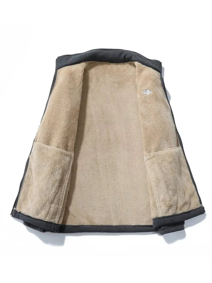 Herren Wanderfleecejacke in Grün. Atmungsaktive Sportbekleidung für Outdoor-Aktivitäten im Herbst.