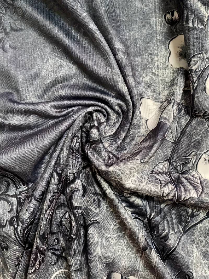 Farbenfrohes ärmelloses Damen Sommerkleid mit fließendem abstraktem Kunstmuster für Freizeit und Feste.