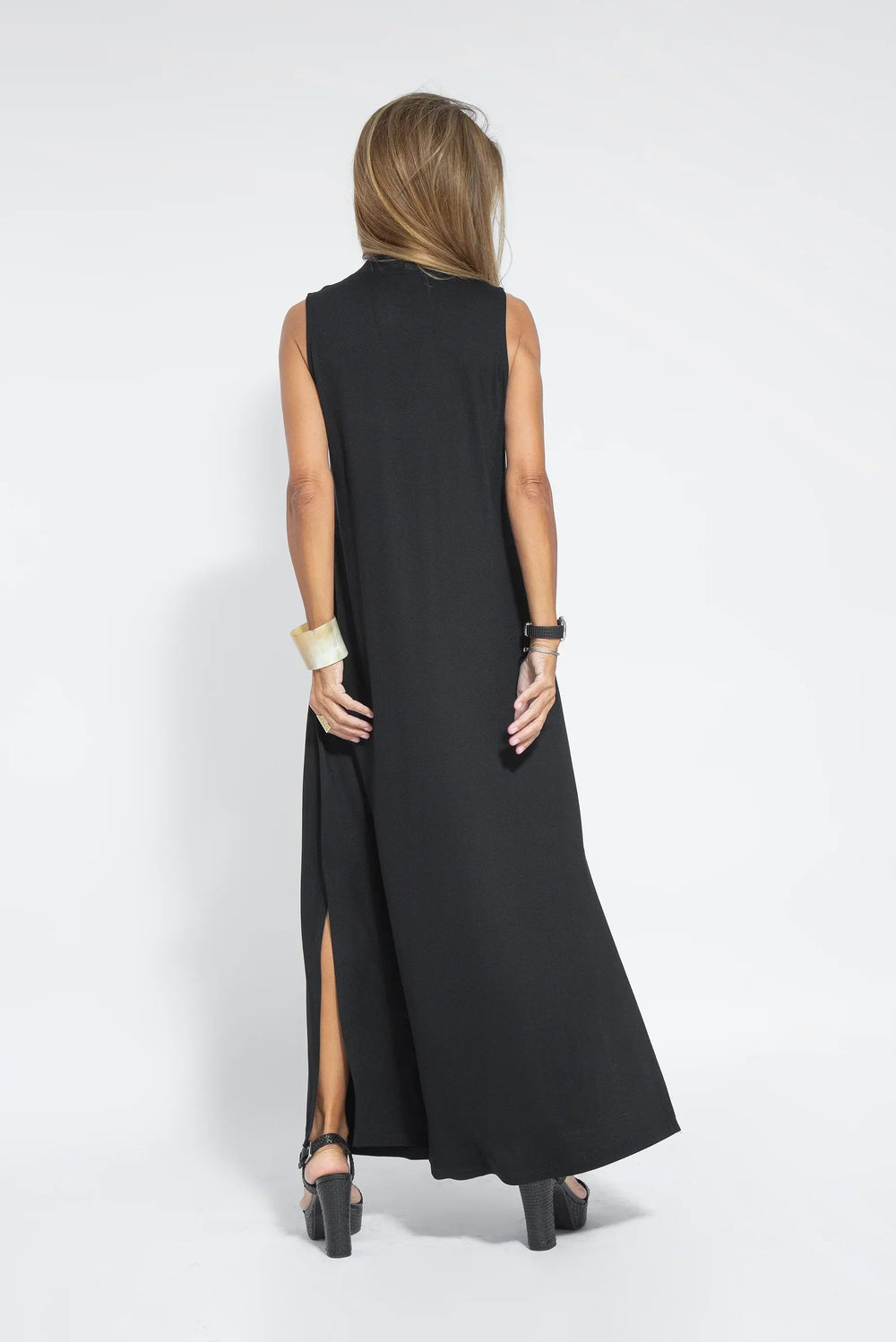 Sommerliches Damen Maxikleid mit V-Ausschnitt; ärmellos, fließend; perfekt für Freizeit & warme Tage.