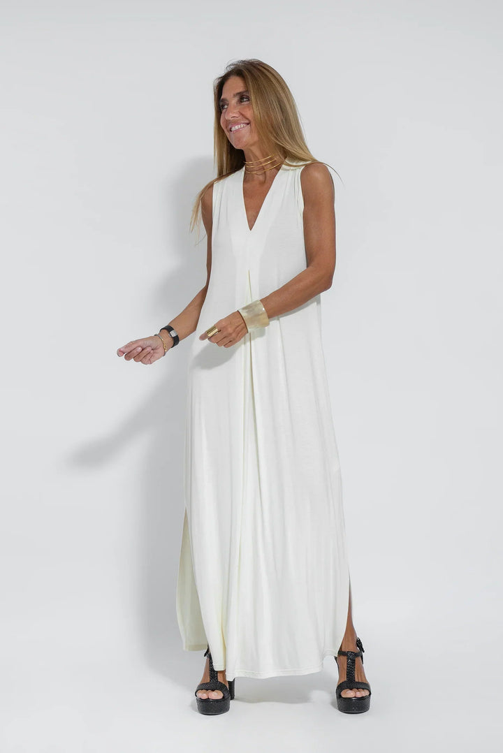 Frau trägt fließendes, ärmelloses Damen Maxikleid mit tiefem V-Ausschnitt; elegant, unifarben, Sommerlook.