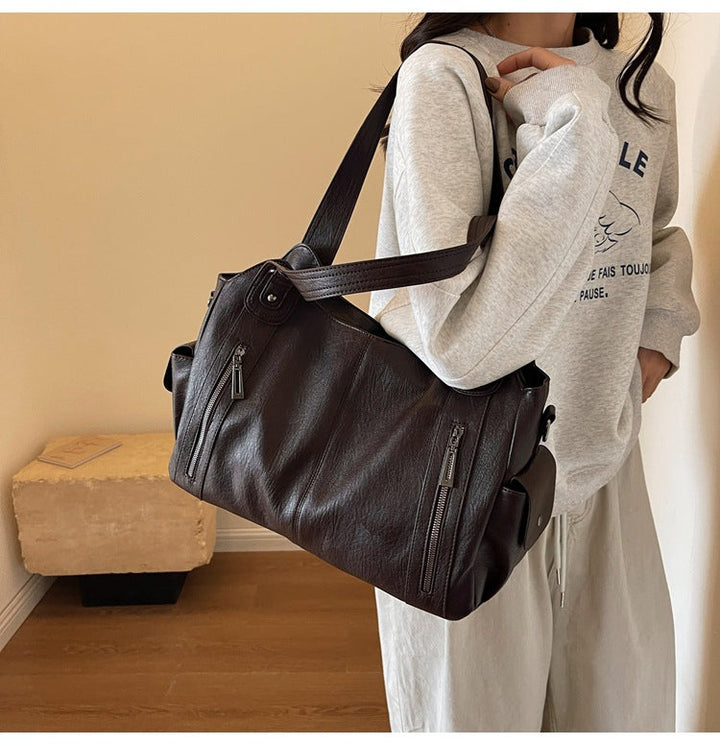 Elegante schwarze Großraumtasche für Damen. Perfekt als Schultertasche oder Reisetasche.