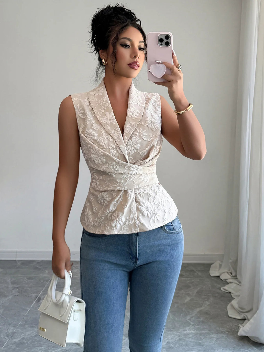 Feminines Damen Top mit floralem Muster, zarten Rüschen & fließender Passform in Aprikose.