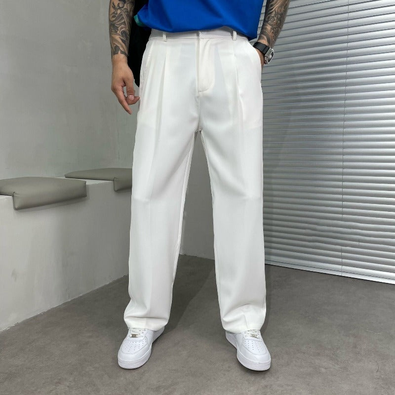 Mann trägt entspannte Herren Wide-Leg Hose, lässig & elegant, ideal für Alltag oder Business Casual, moderne Herrenmode.
