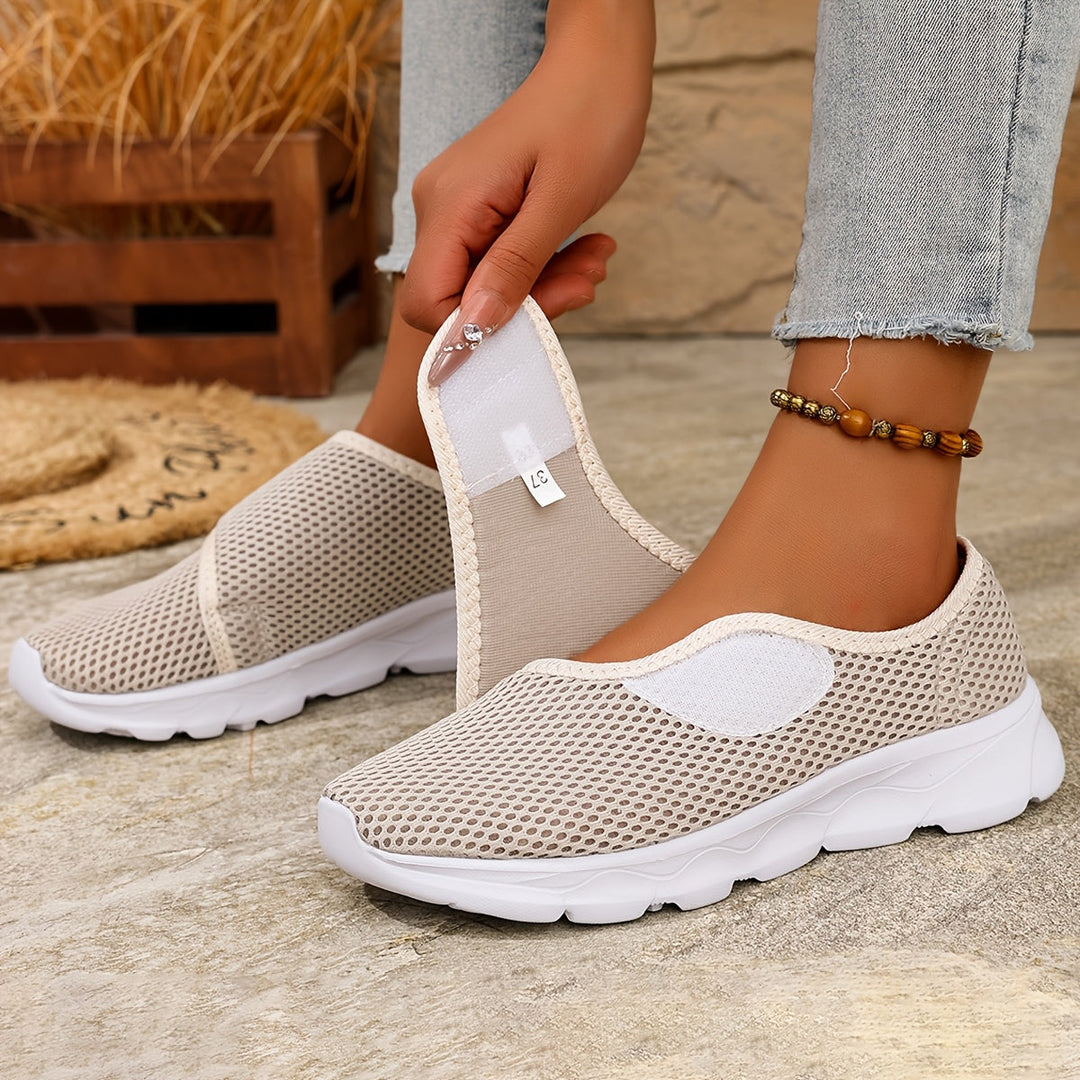 Paar schwarze Damen Slip On Sneaker, flexibel, komfortabel und leicht, perfekt für täglichen Gebrauch.