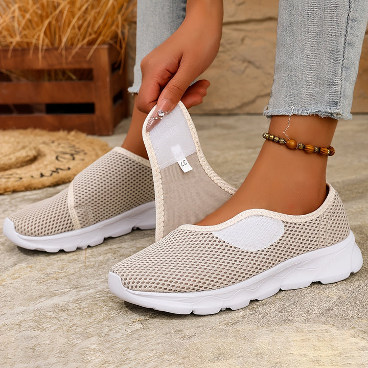 Paar schwarze Damen Slip On Sneaker, flexibel, komfortabel und leicht, perfekt für täglichen Gebrauch.