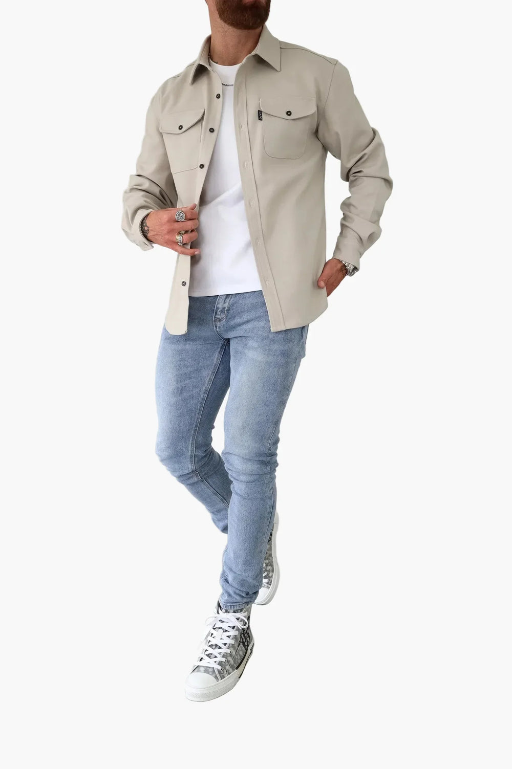 Modernes Langarm-Freizeithemd für Herren mit praktischen Brusttaschen. Ideal für herbstliche Smart Casual Outfits.