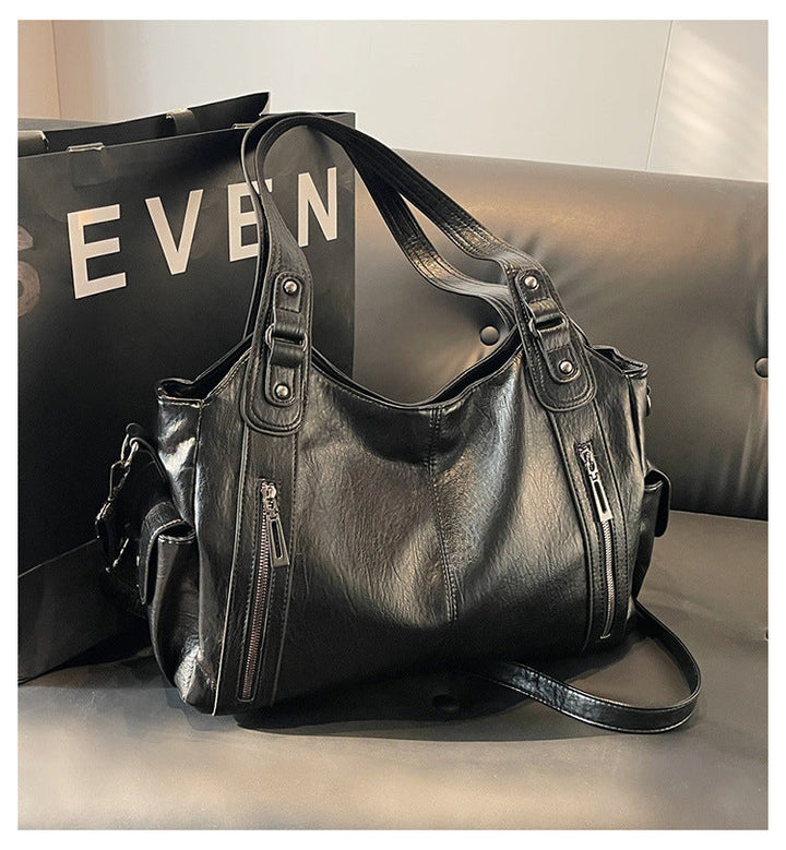 Schwarze Großraumtasche für Frauen. Praktische Reisetasche, Schultertasche & Sporttasche in Einem.