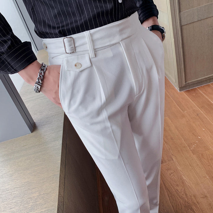 Herrenmode: Mann trägt elegante Slim-Fit Hose, kombiniert mit Hemd. Ideal für Business & festliche Anlässe.