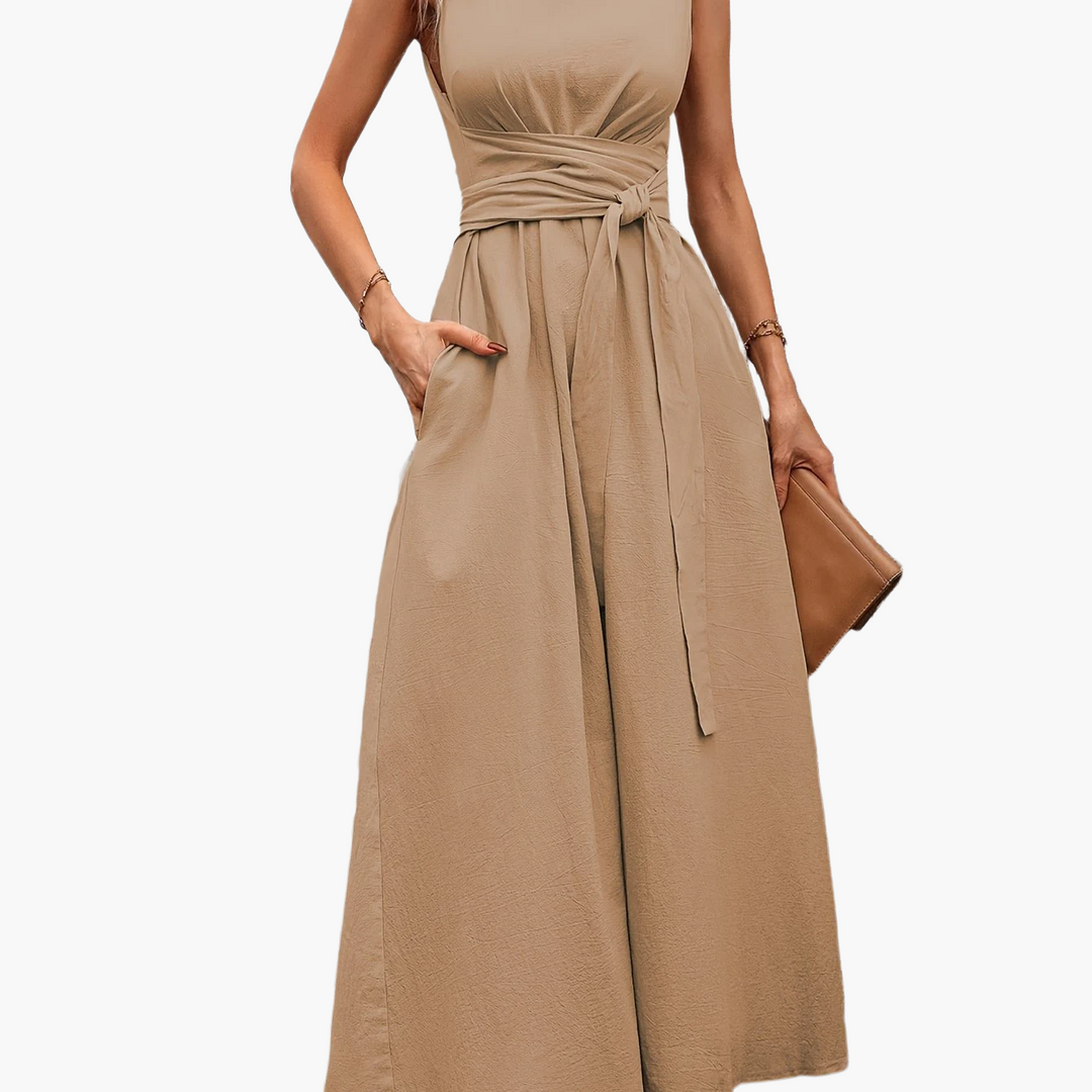 Modischer Damen Jumpsuit, ärmellos und elegant, mit Betonung auf den Bindegürtel.