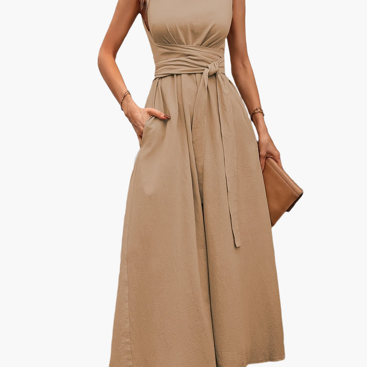 Modischer Damen Jumpsuit, ärmellos und elegant, mit Betonung auf den Bindegürtel.