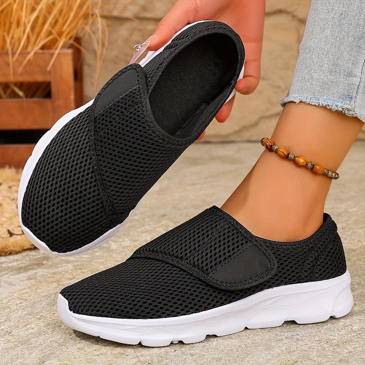 Vorderansicht der Damen Slip On Sneaker mit rutschfester Sohle für sicheren Halt, verstellbar.