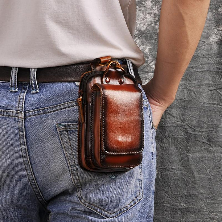 Praktische Herren Gürteltasche als stilvoller Reisebegleiter, in Dunkelbraun, gut organisiert.