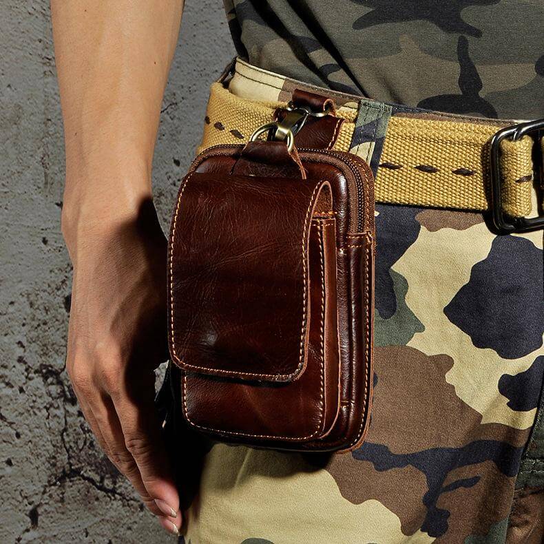 Stilvolle Herren Bauchtasche in Vintage Braun, vielseitig für Outdoor & Alltag, funktional.