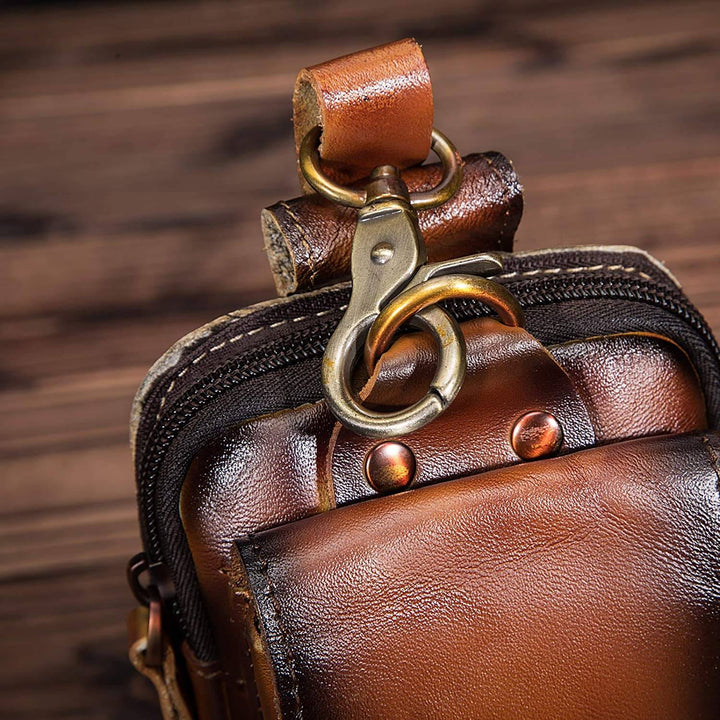 Modische Herren Bauchtasche in Braun, perfektes Accessoire für den urbanen Alltag, griffbereit.