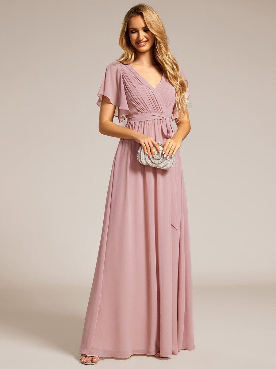 Langes Brautjungfernkleid A-Linie mit femininen Flügelärmeln.