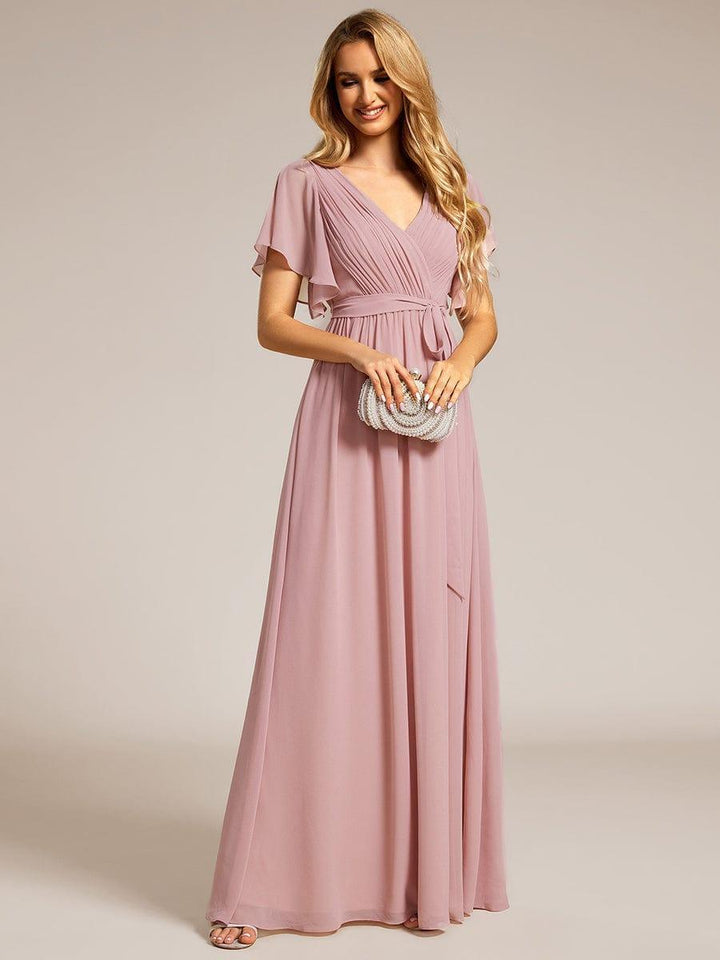 Langes Brautjungfernkleid A-Linie mit femininen Flügelärmeln.