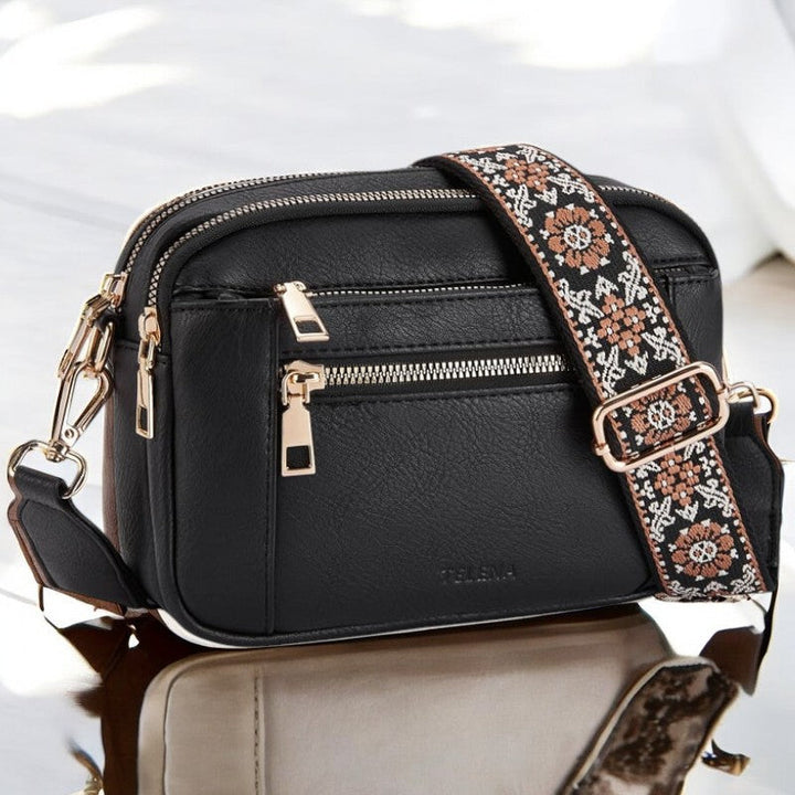 Nahaufnahme einer hochwertigen Damen-Lederschultertasche. Feines Leder-Material und präzise Verarbeitung sichtbar.