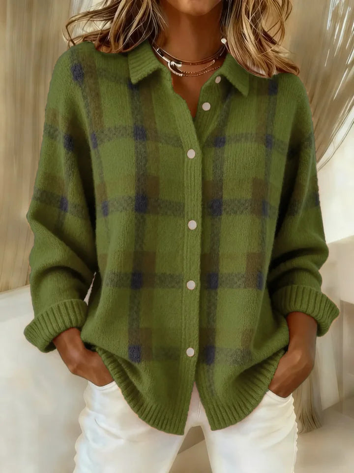 Weicher, bequemer Damen-Pullover, bunt kariert. Lässiges Knopfshirt mit Langarm für modische Herbst-Freizeitmode.