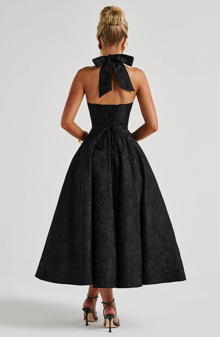 Damen Neckholder Abendkleid, knielang, schimmernder Stoff für besondere Anlässe.