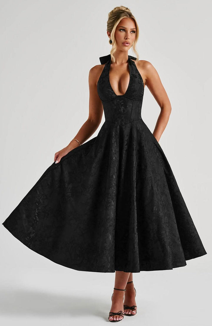 Feminines Neckholder Midikleid, dunkelgrün, stilvolles Design für Hochzeitsfeiern.