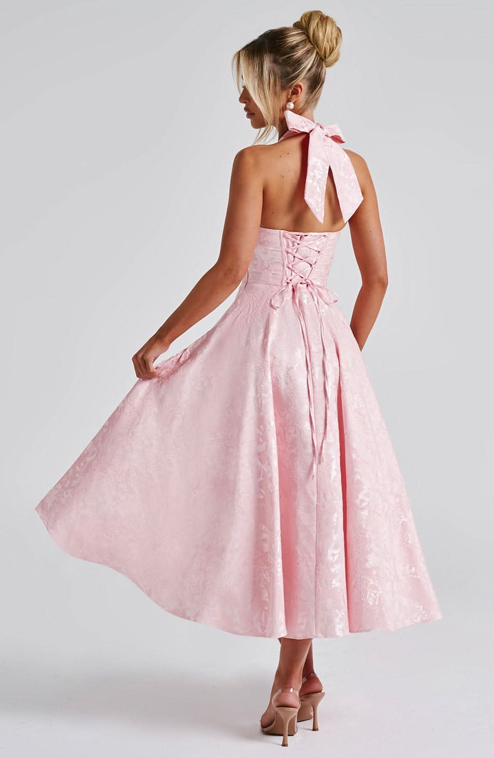Rotes festliches Damen Midikleid mit Neckholder Ausschnitt, ideal als Abendkleid.