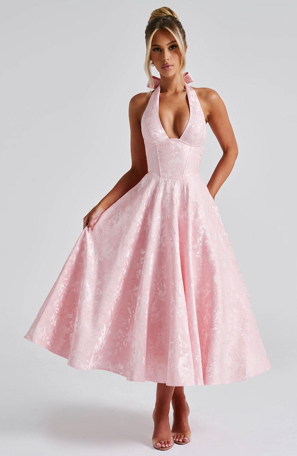 Dunkelblaues elegantes Neckholder Midikleid, fließender Stoff, perfekt für Hochzeiten.