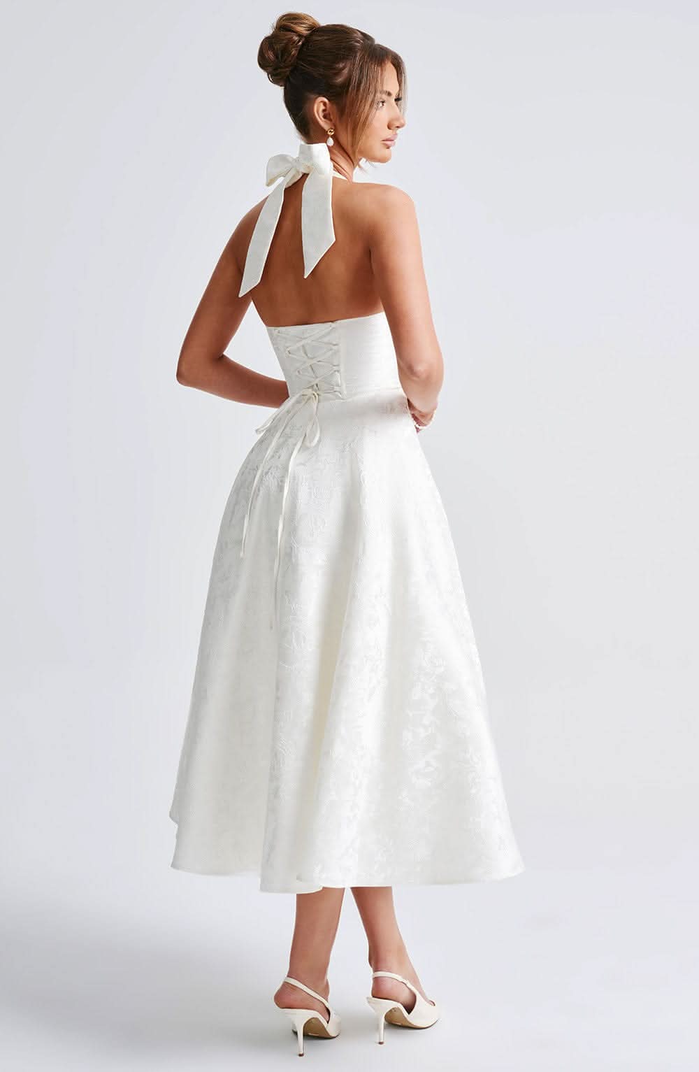 Rosa Neckholderkleid für Damen, festliches Cocktailkleid mit Taillengürtel.