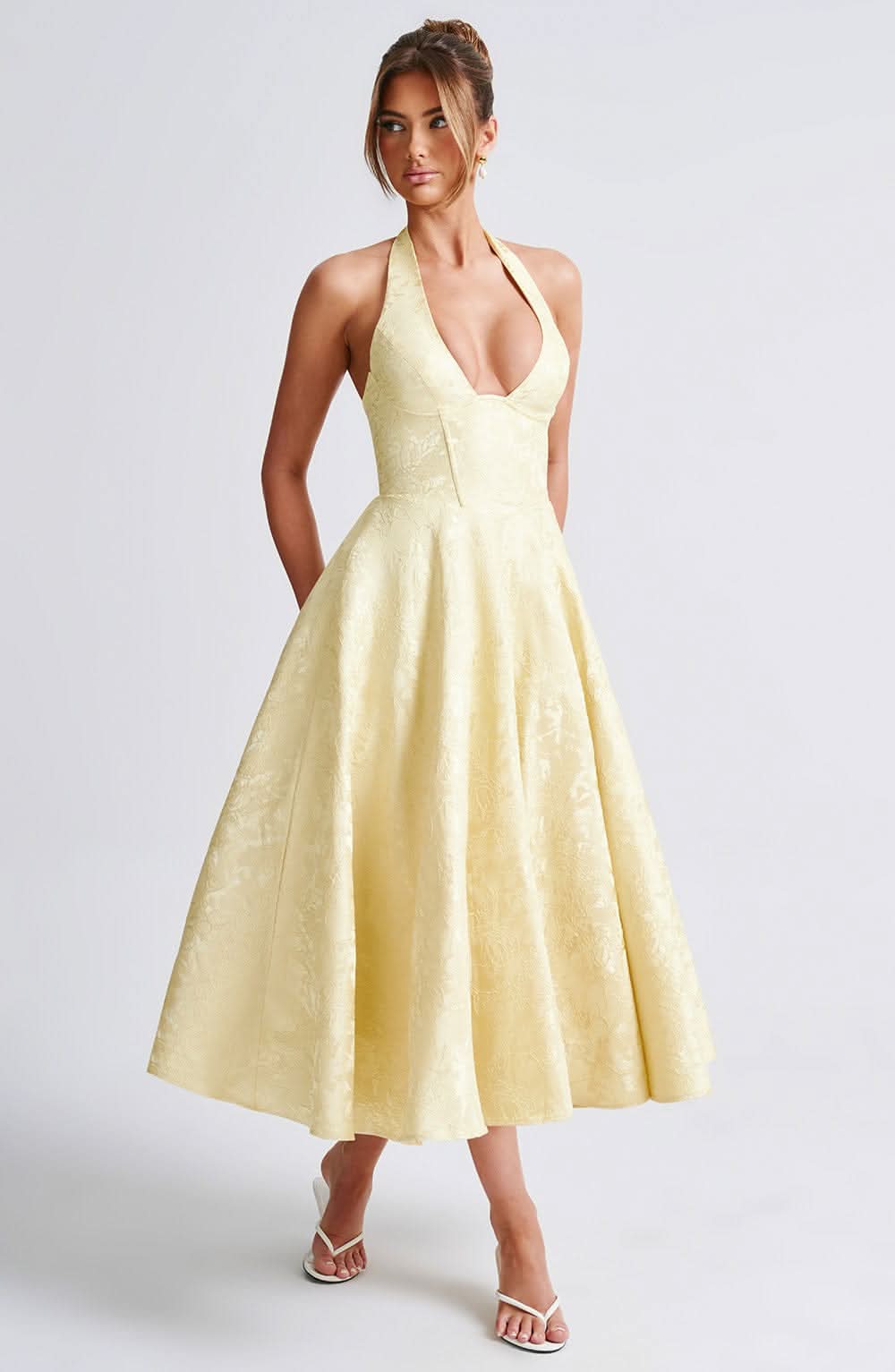 Elegantes Neckholder Midikleid für Damen, ideal für festliche Anlässe & Hochzeitsgäste.
