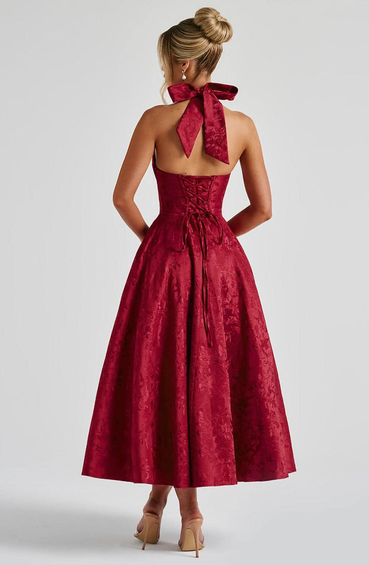 Modernes Neckholder Abendkleid für Frauen, knieumspielende Länge, perfekt für Galas.