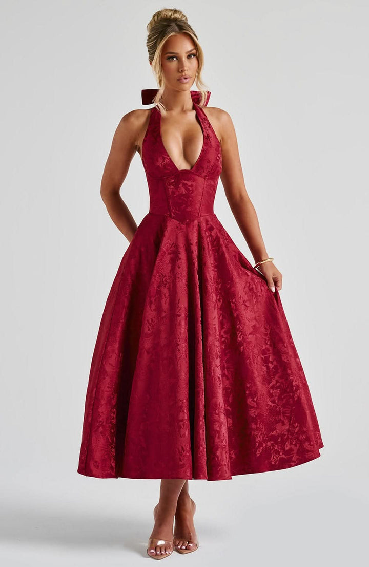 Bezauberndes Neckholder Midikleid in Pastellfarben, festlich und elegant für Damen.