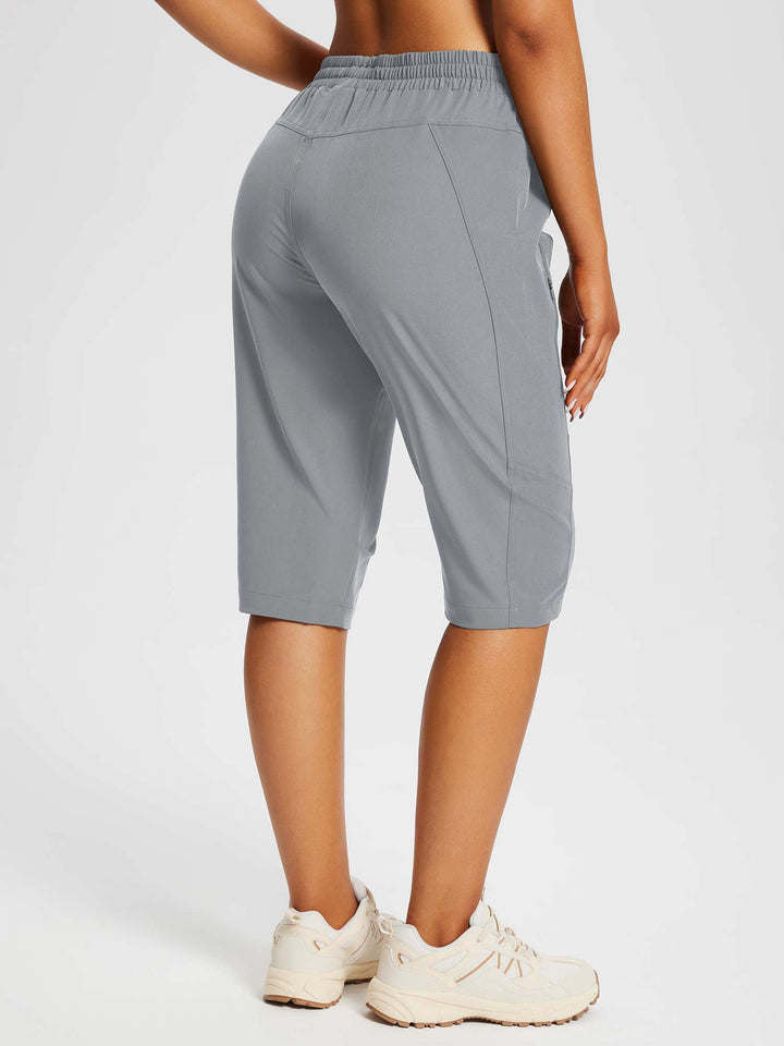 Funktionale Damen Trekking-Capris, atmungsaktiv & elastisch, perfekt für aktive Outdoor-Tage.