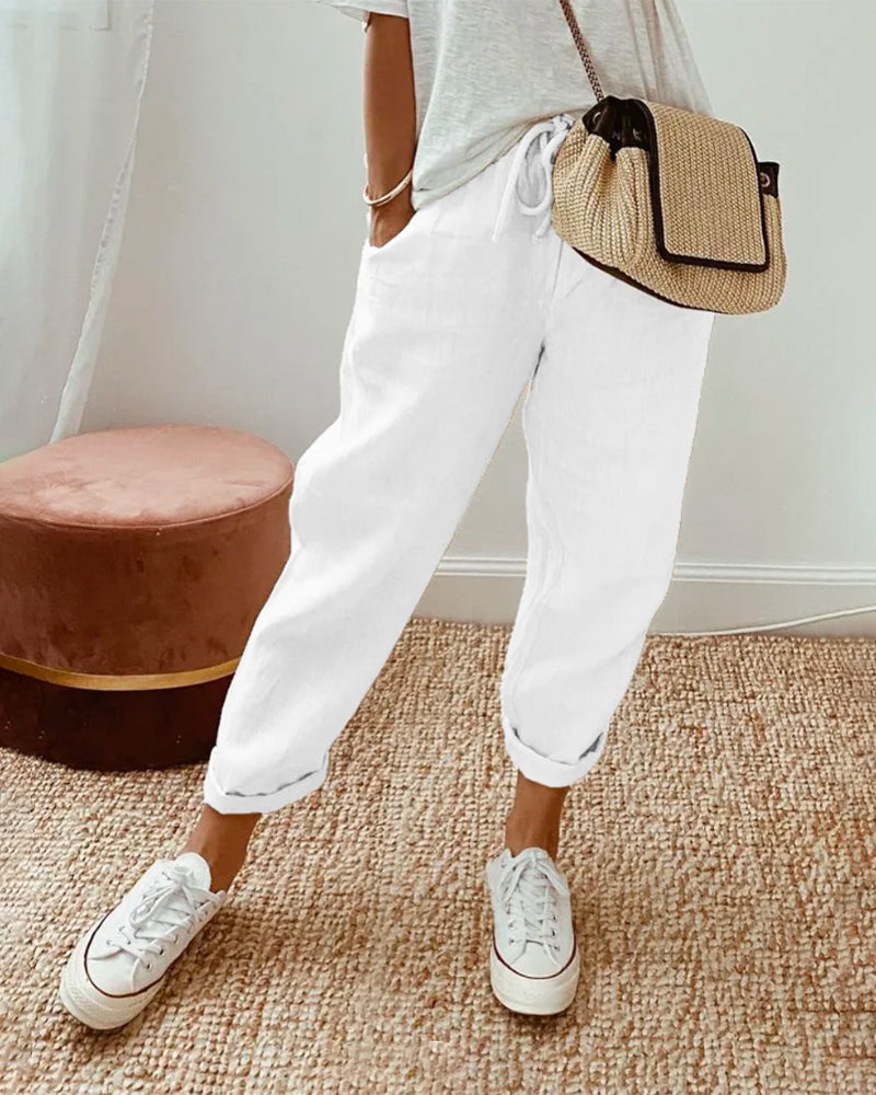 Moderne, elegante Freizeithose für Damen mit hohem Bund und weitem Bein. Atmungsaktiv & stilvoll für jeden Anlass.