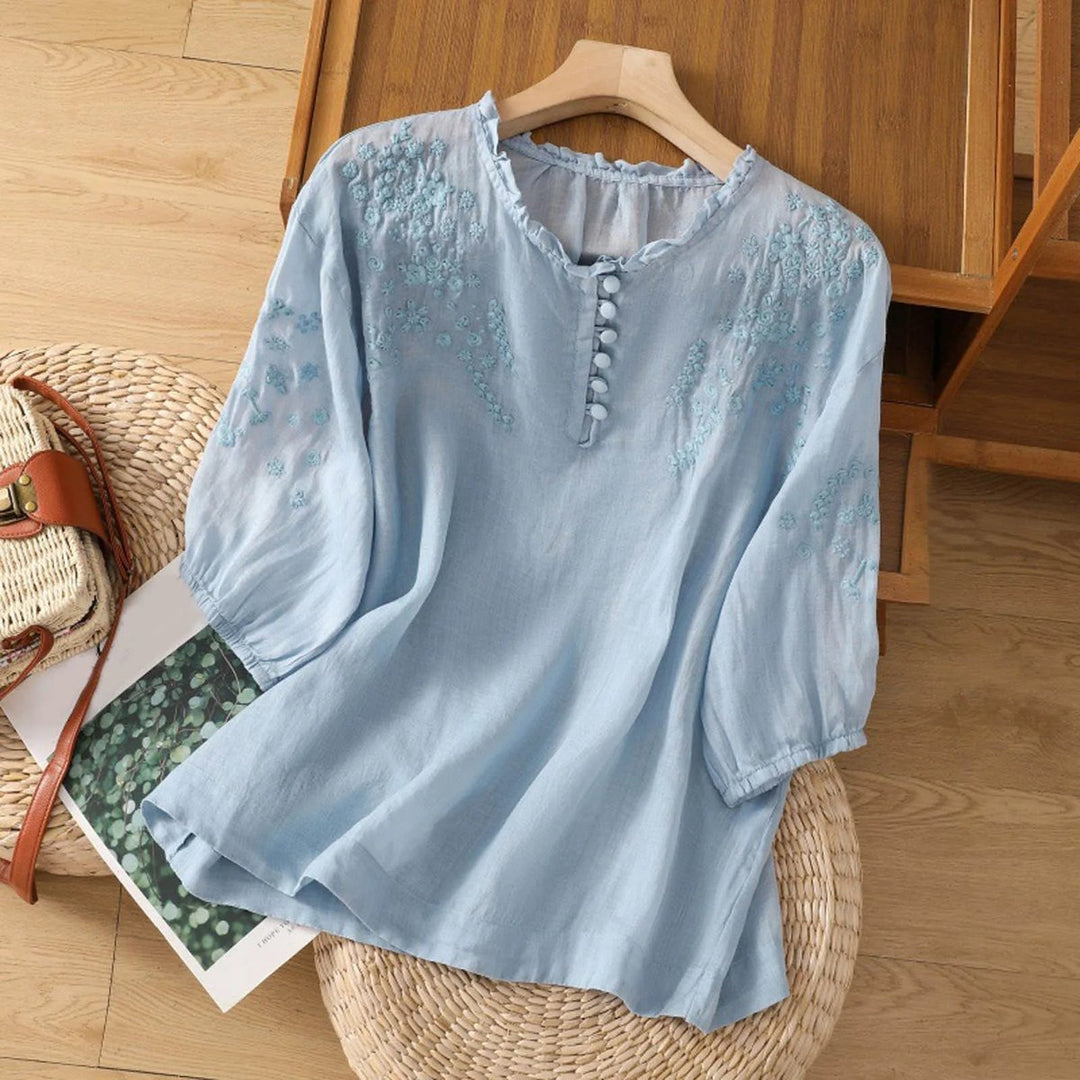 Elegante Damen Boho Bluse mit Rüschenkragen, filigraner Stickerei & Puffärmeln für den sommerlichen Freizeitlook.