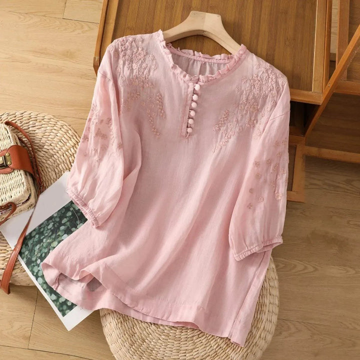 Luftige Damen Boho Bluse mit Stickereien, Rüschenkragen & Puffärmeln; perfekt für elegante Sommer-Freizeitlooks.