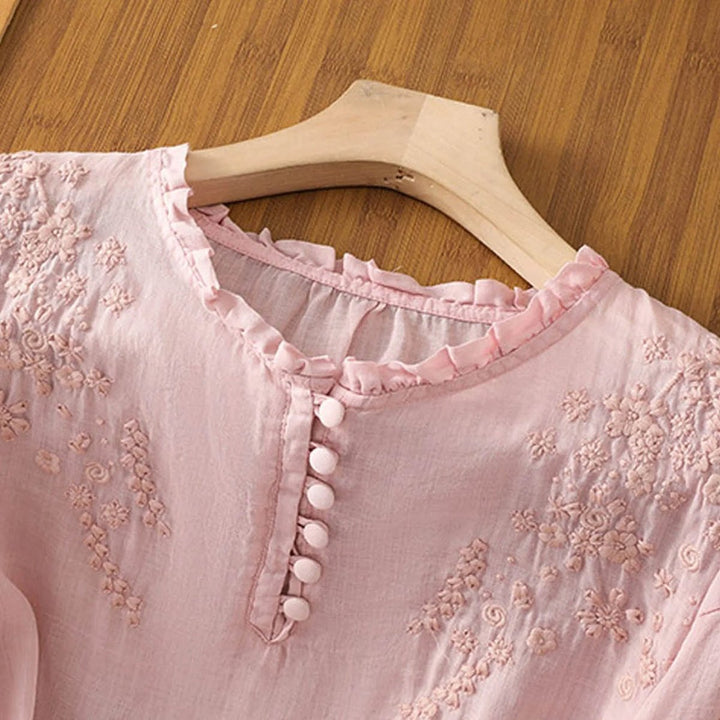 Modische Damen Bluse im Bohemian Stil mit Rüschenkragen, filigraner Stickerei & bequemen Puffärmeln.