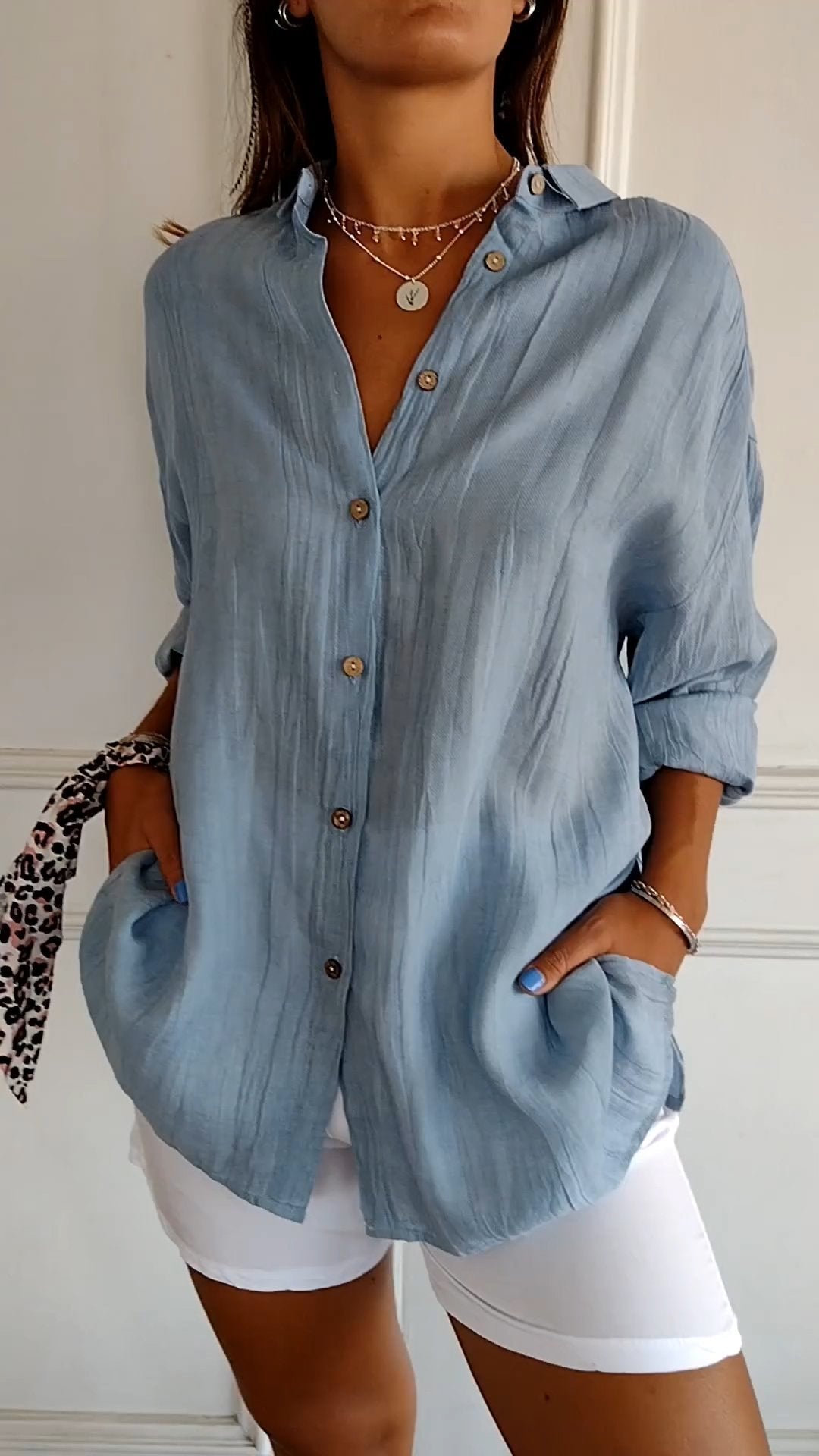 Elegante Damen Herbstbluse mit tailliertem Kragen und raffinierter Faltenstruktur, ideal für Business & Freizeit.
