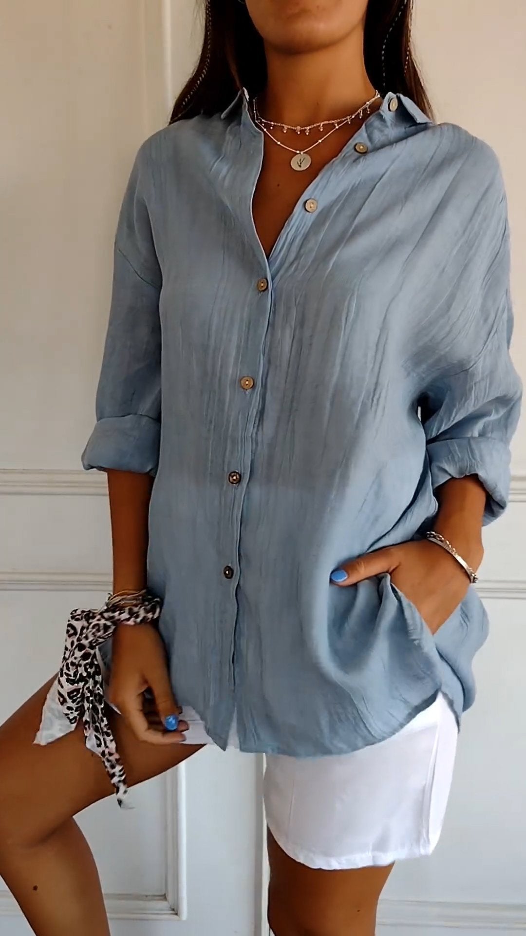 Stylische Langarmbluse für Damen, ganzjährig tragbar, mit formschöner Passform und zarten Falten.