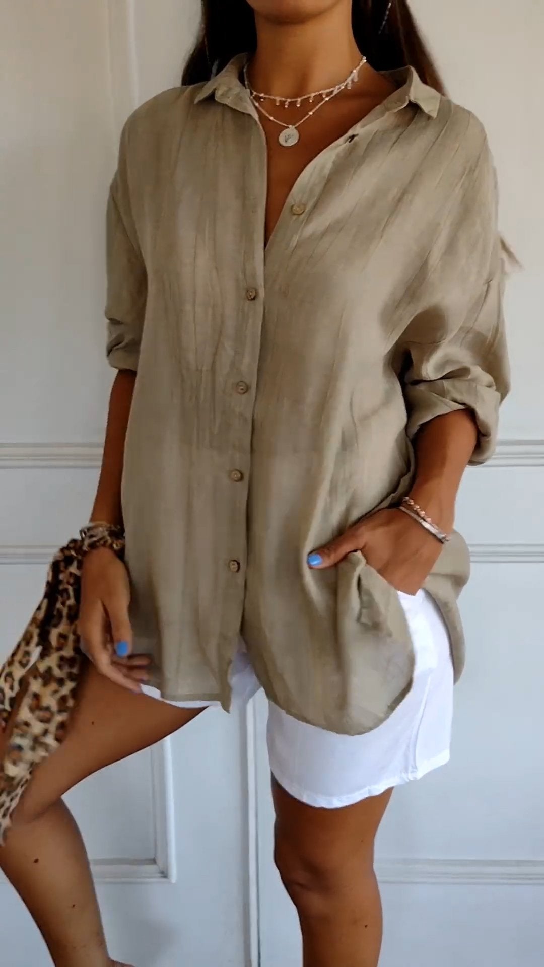 Moderne Faltenbluse für Damen, tailliert geschnitten, perfekt als Business Bluse oder schickes Oberteil.