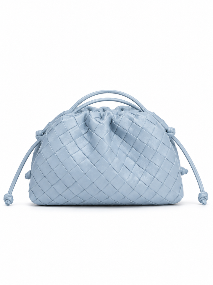 Modell trägt elegante geflochtene Kunstleder Schultertasche, vielseitig und stilvoll für jeden Anlass.