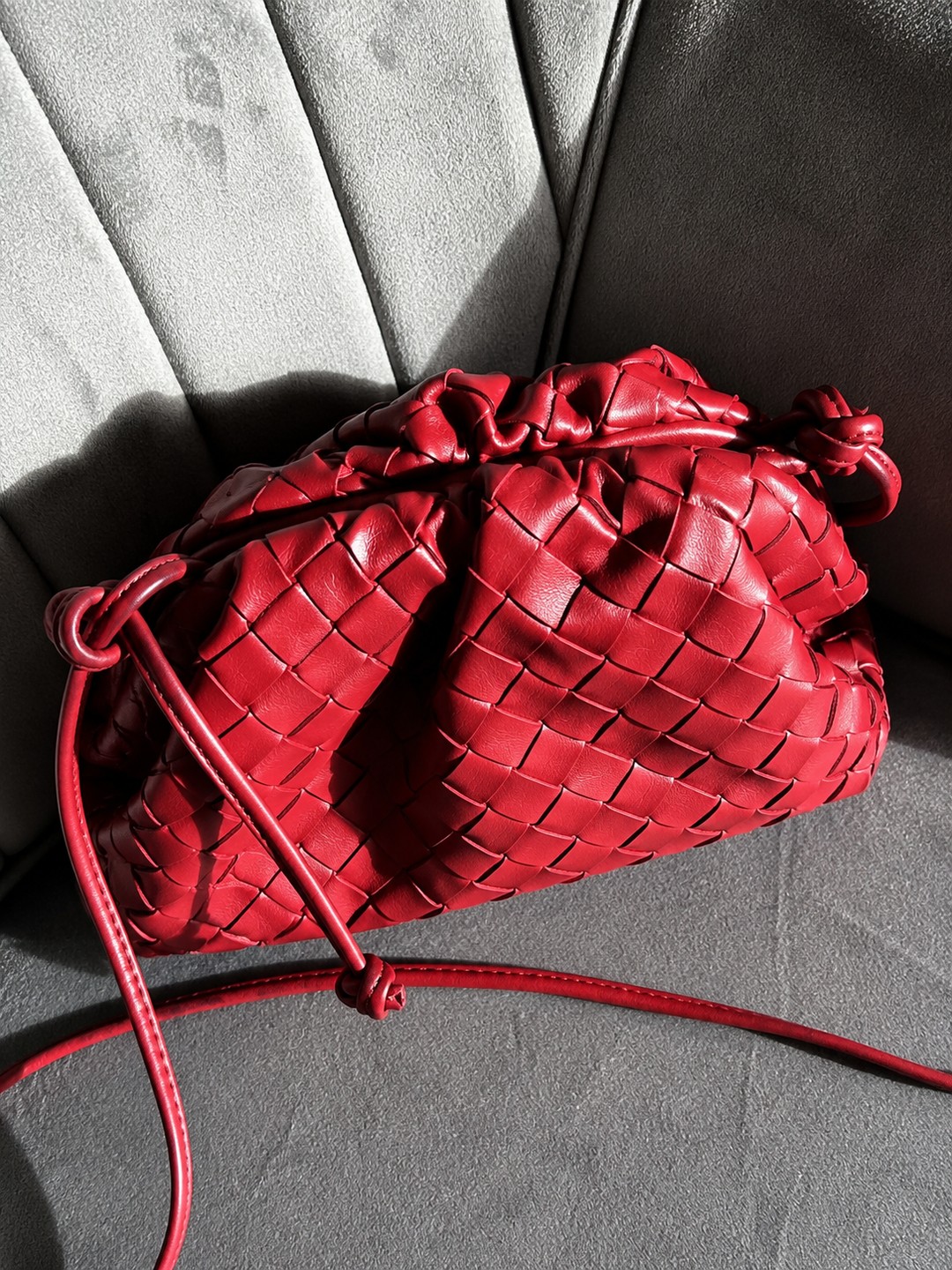 Kleine, praktische Damen Handtasche aus geflochtenem Kunstleder mit Kordelzug, ideal als modisches Accessoire.