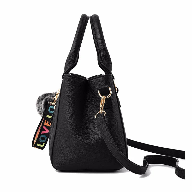 Schwarze elegante Damen Umhängetasche aus Leder mit Pompon. Modisches Accessoire für Alltag und Büro.