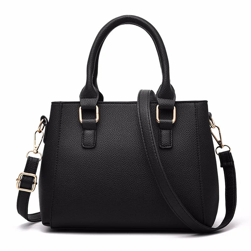 Rosa modische Damen Lederhandtasche mit charmantem Pompon. Ideal als elegante Umhängetasche für jeden Tag.