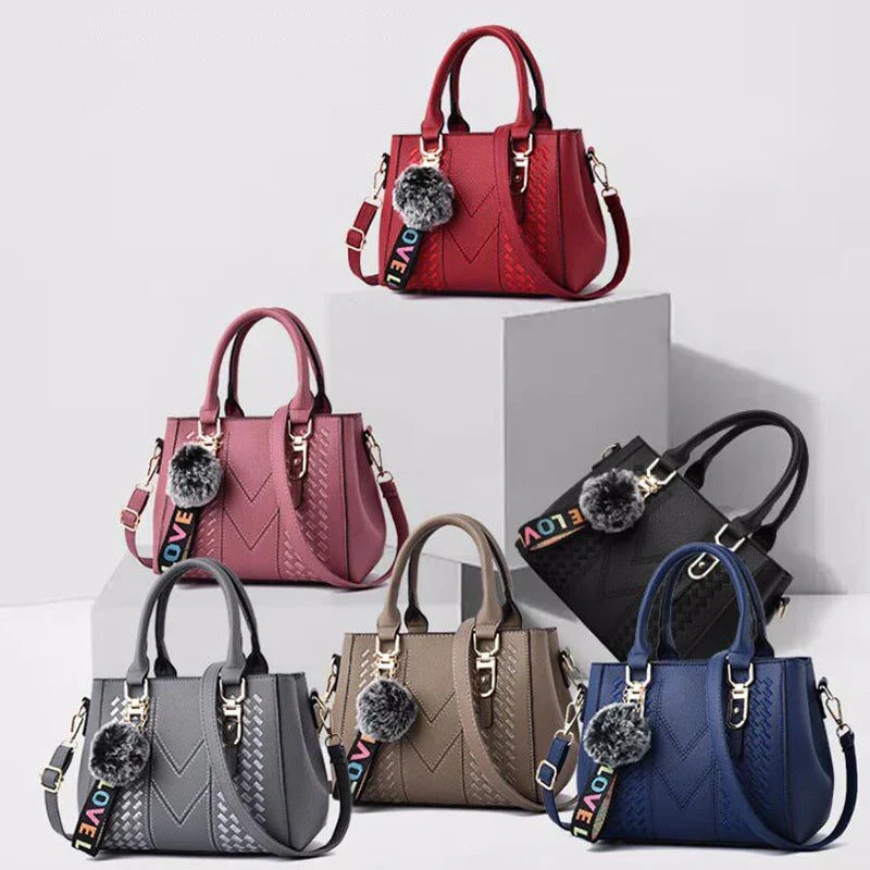 Marineblaue elegante Damen Lederhandtasche mit chicem Pompon. Stilvolles Accessoire für jeden Anlass.