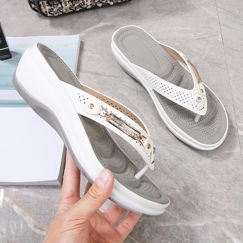 Elegante Damen Sandalen, gepolstert, für maximalen Komfort im Alltag. Stilvolle und fussfreundliche Sommerschuhe.
