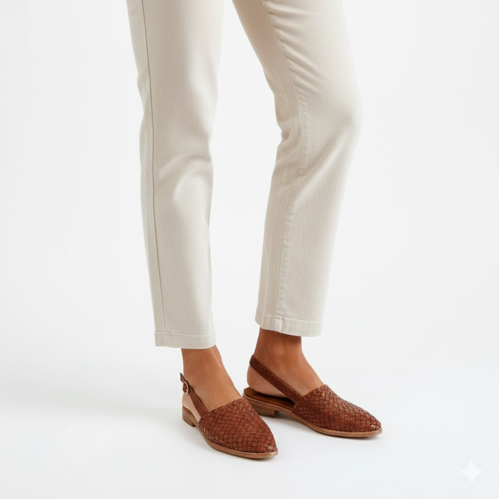 Nahaufnahme: Feine geflochtene Details der Damen Slingbacks, spitz, bequem für stilvolle Sommeroutfits.