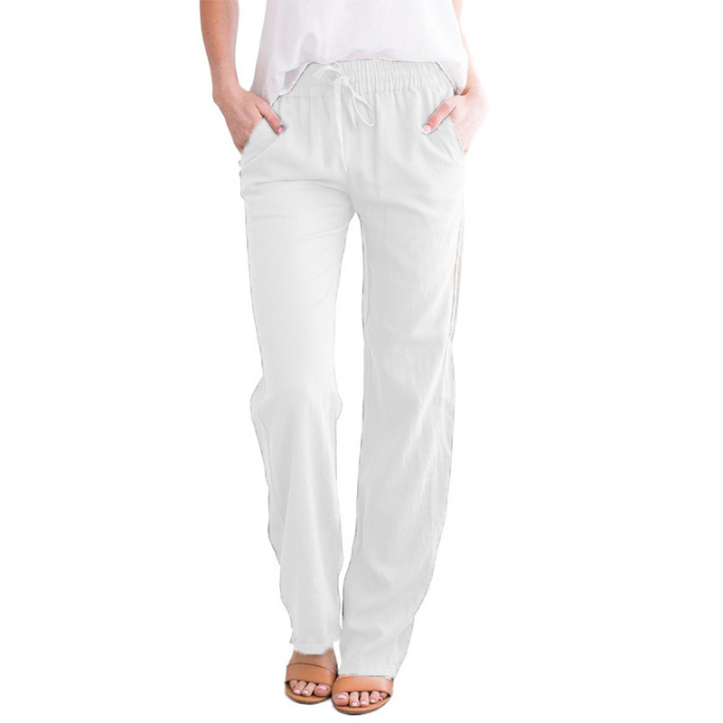 Dame trägt lockere, atmungsaktive Chichose. Bequeme & stilvolle Damen-Sommerhose für Frühling & Sommer.